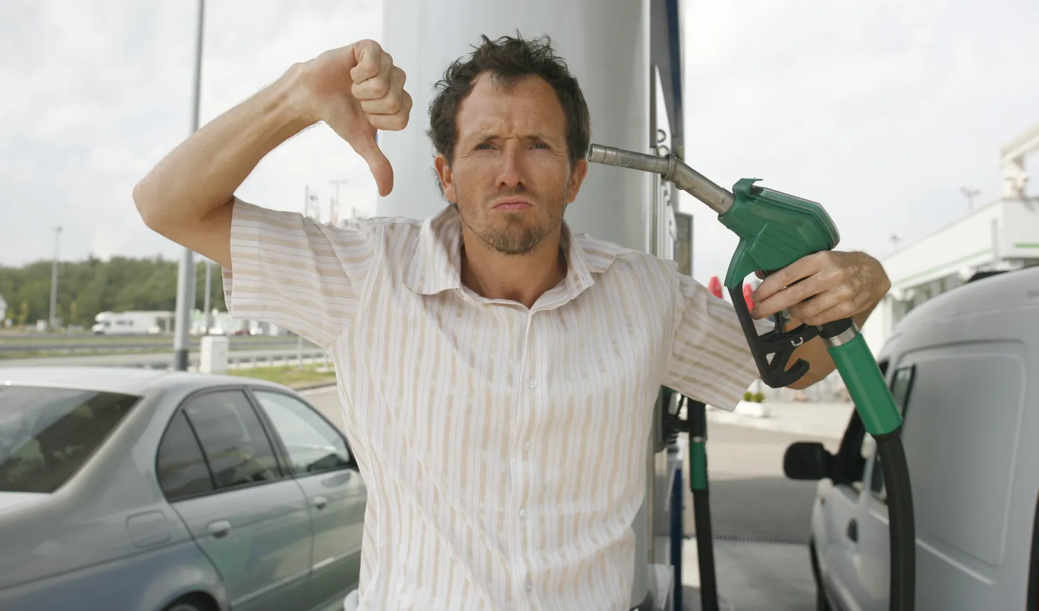 Daugelis vairuotojų daro šią klaidą pildami degalus