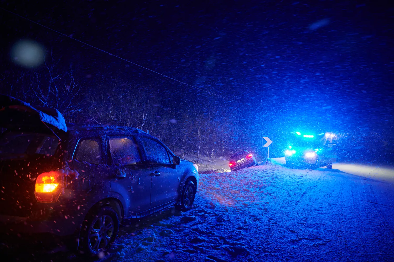 Automobilis nuslydęs nuo kelio