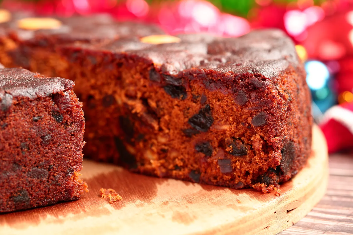 Šokoladinis pyragas su slyvomis ir riešutais ant jūsų stalo