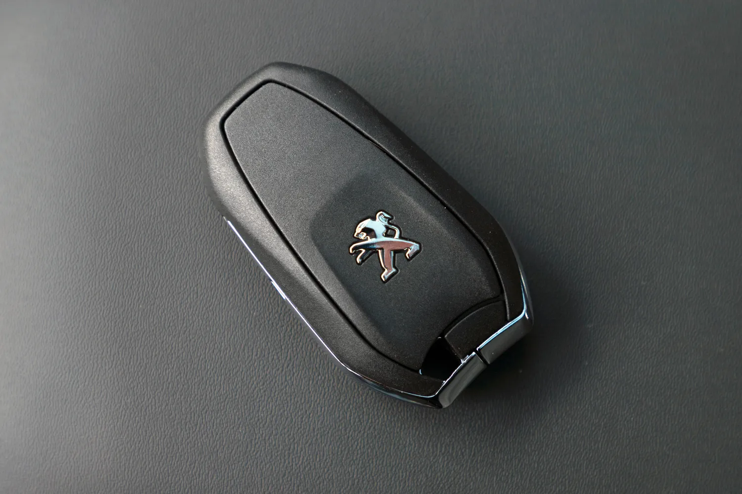 Peugeot automobilio rakteliai / emirhankaramuk / Shutterstock.com