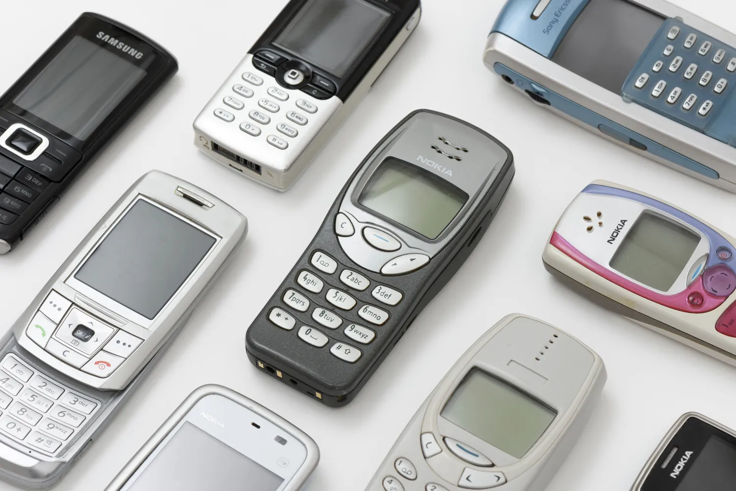 Seni, tačiau vertingi telefonai / gd_project / Shutterstock.com