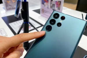 Senesni "Samsung" telefonai / umitc / Shutterstock.com