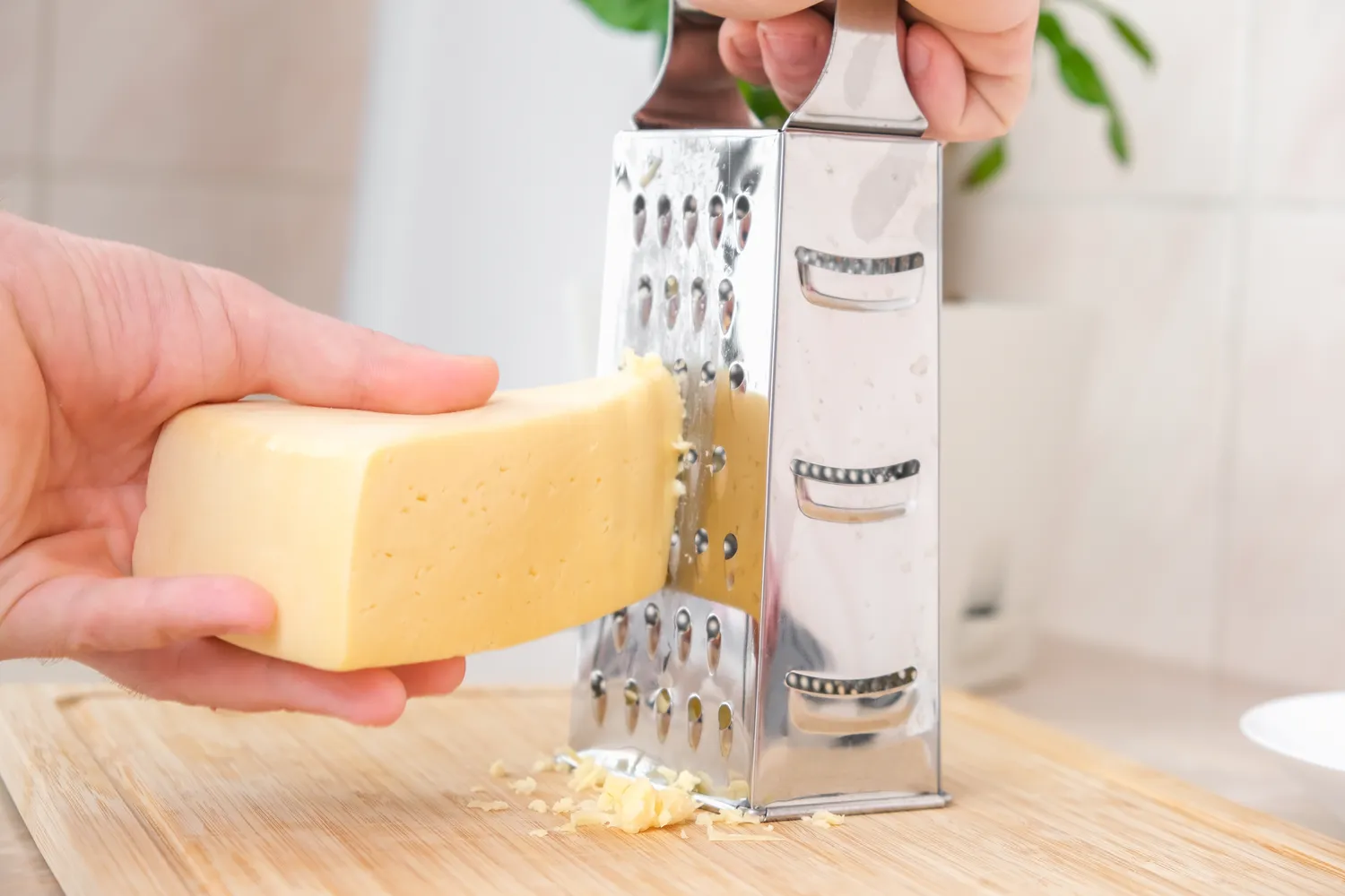 Užkandžiai su tarkuotu sūriu