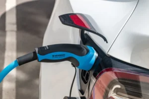 Elektromobilio įkrovimas namuose / Robson90 / Shutterstock.com