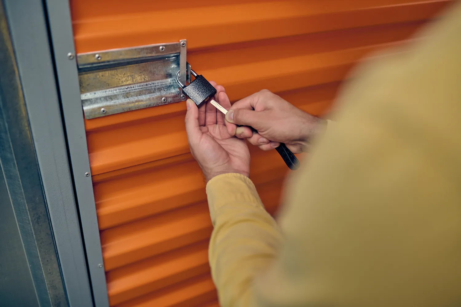 Kam skirta maža skylutė spynoje?