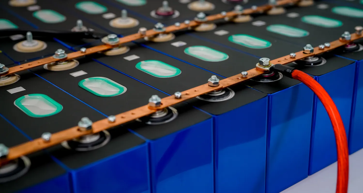 Ką reiškia „S“ ir „P“ ant akumuliatoriaus bloko?