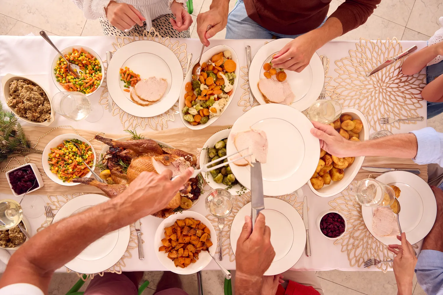 Vaišėmis nukrautas stalas