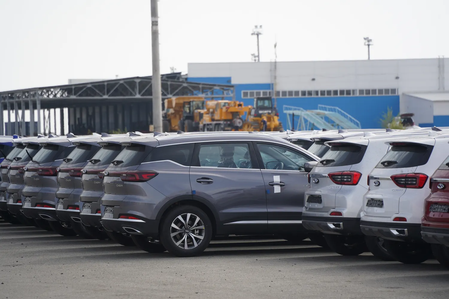 Kiniški automobiliai plūsta į Europą / Vladimir Tretyakov / Shutterstock.com