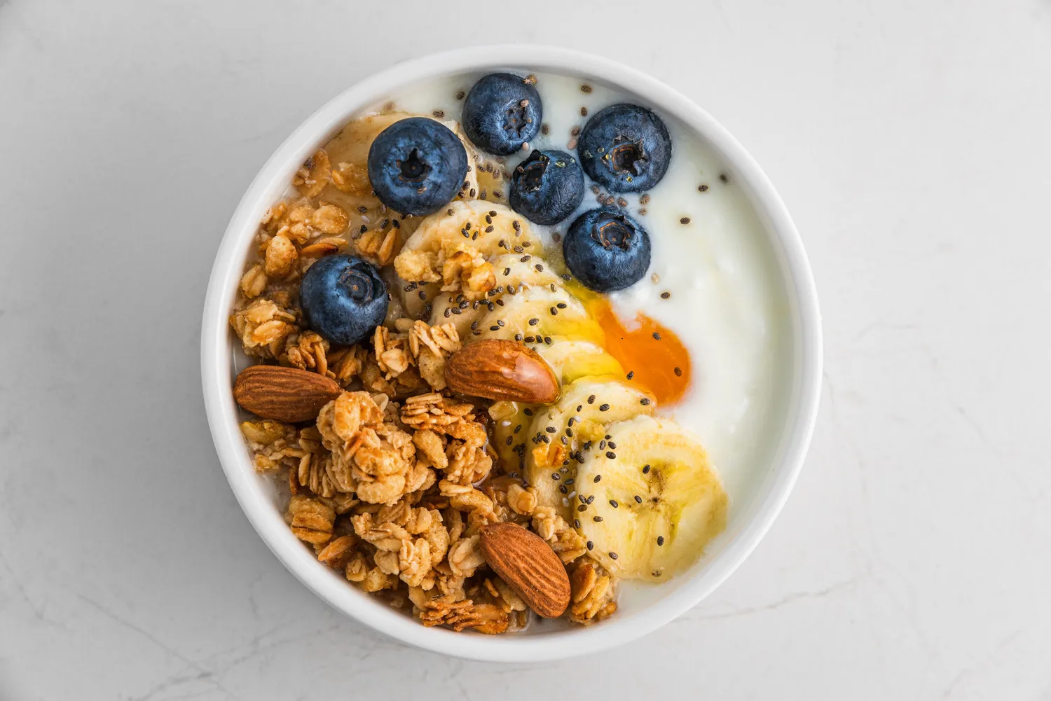 Naminė ekologiška granola su klevų sirupu ir šviežiais vaisiais