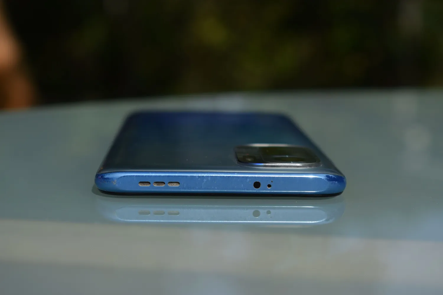 Telefonas padėtas ekranu žemyn