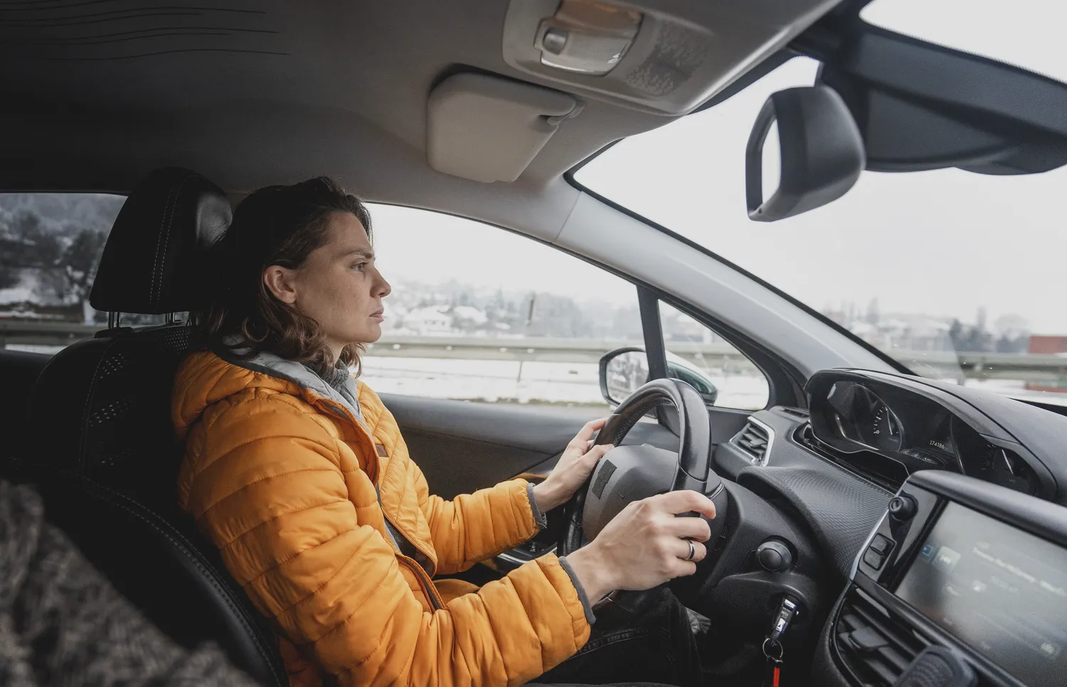 Automobilyje su striuke