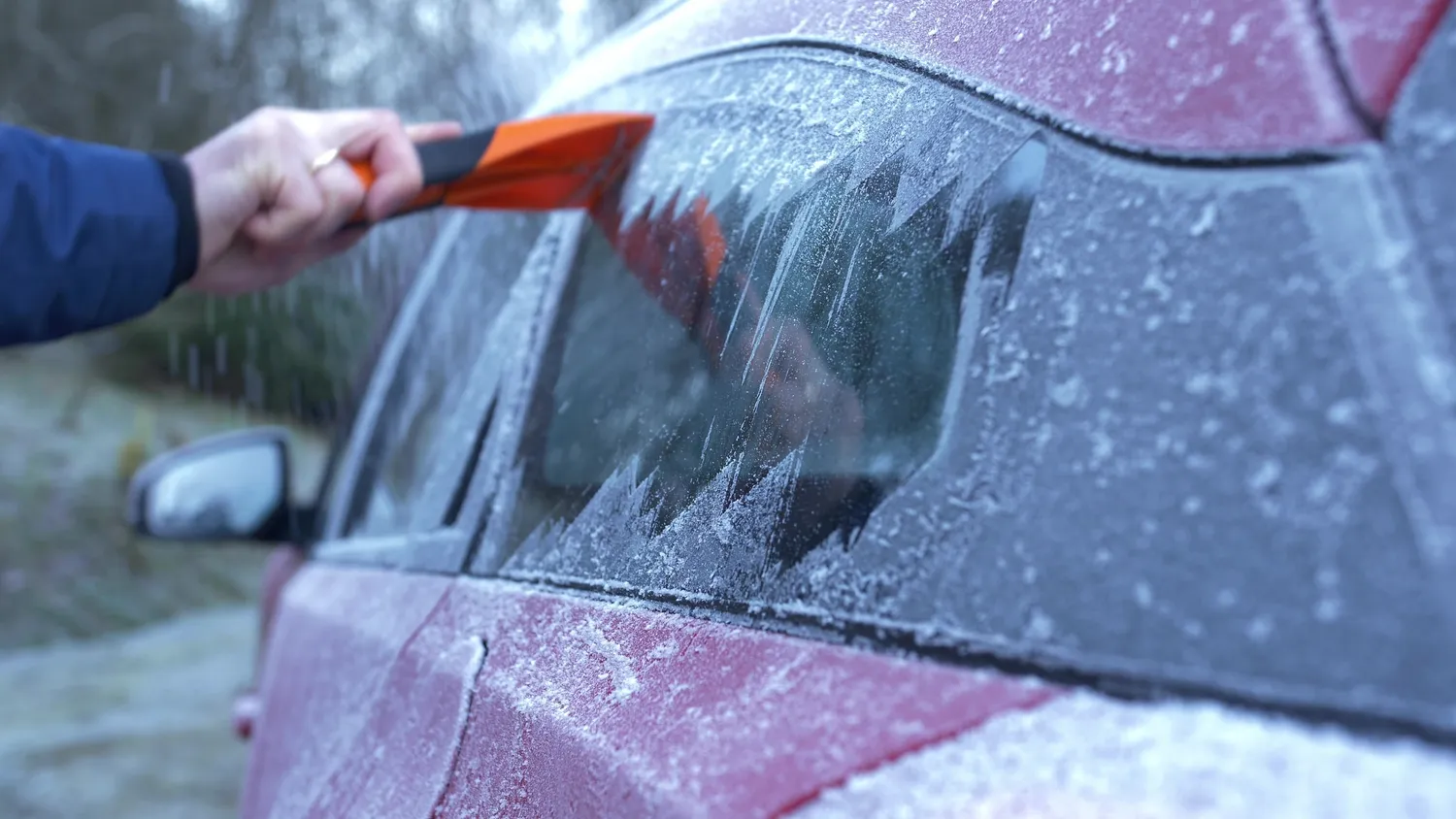 Ledo grandymas nuo stiklo