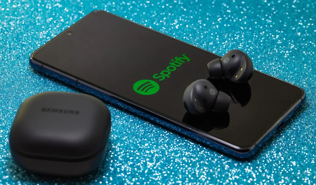 Spotify audio knygos / Ruslan Lytvyn / Shutterstock.com