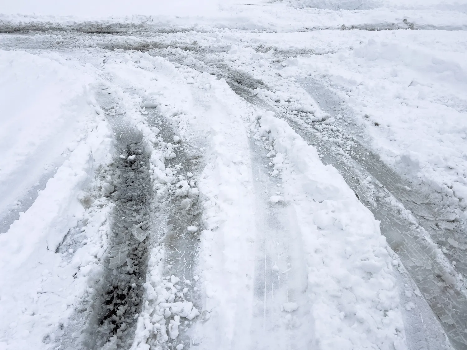 Apledėjęs kelias su sniegu