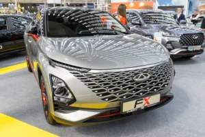 Kiniški automobiliai plūsta į Europą / Scharfsinn / Shutterstock.com