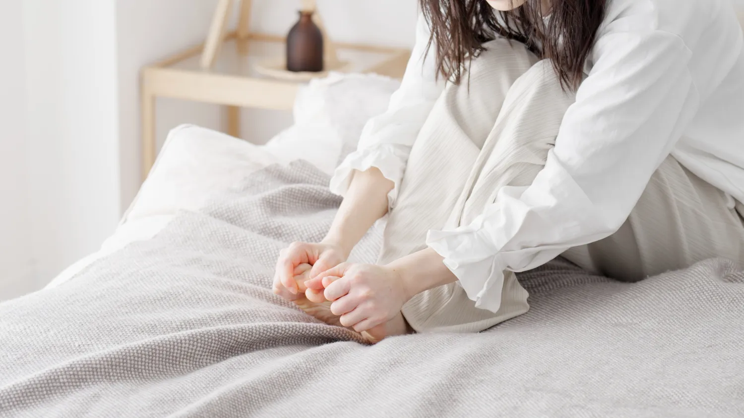 Šaltos kojos, nors namuose ar lauke šilta? Tai gali būti problema