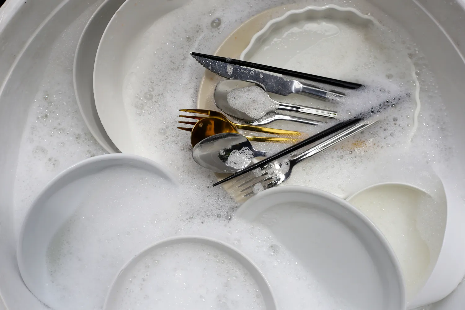 Šakučių ir peilių valymas