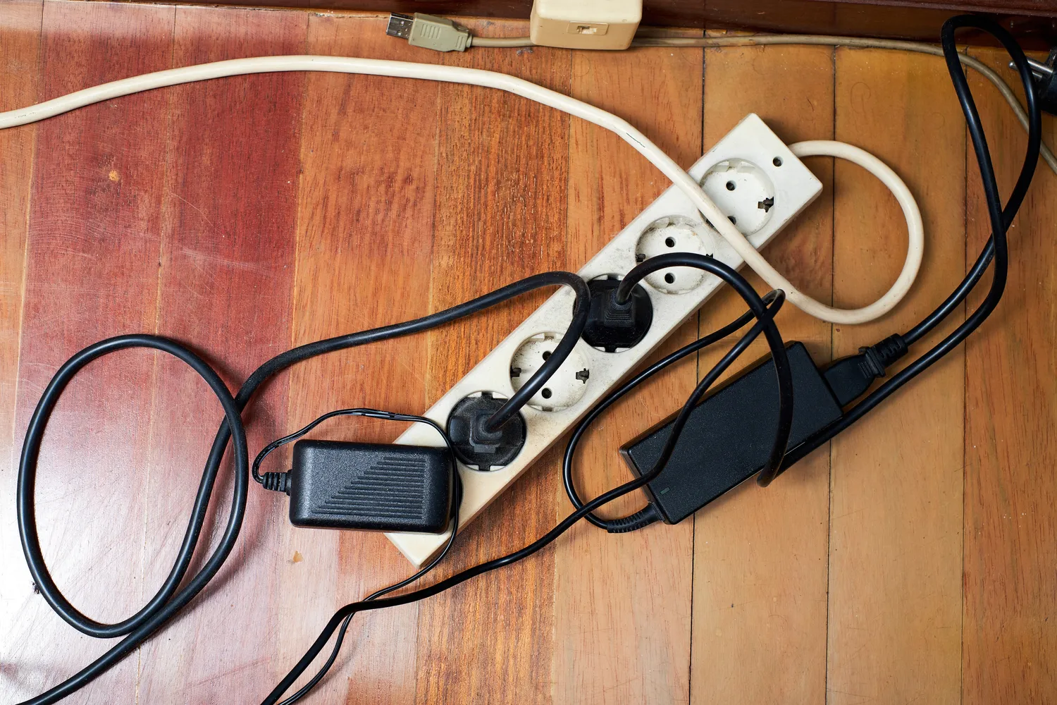 Krūva laidų, kurie sujungti į vieną prailgintoją