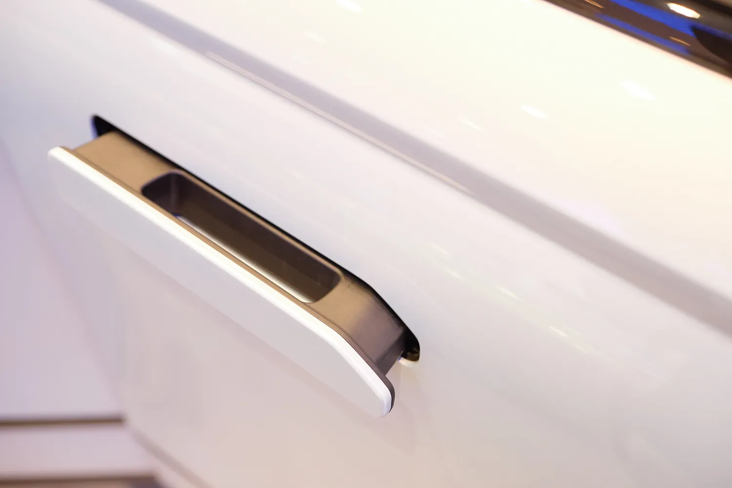 Įleidžiamos durų rankenos automobiliuose