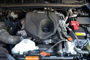 ISUZU variklis / emirhankaramuk / Shutterstock.com