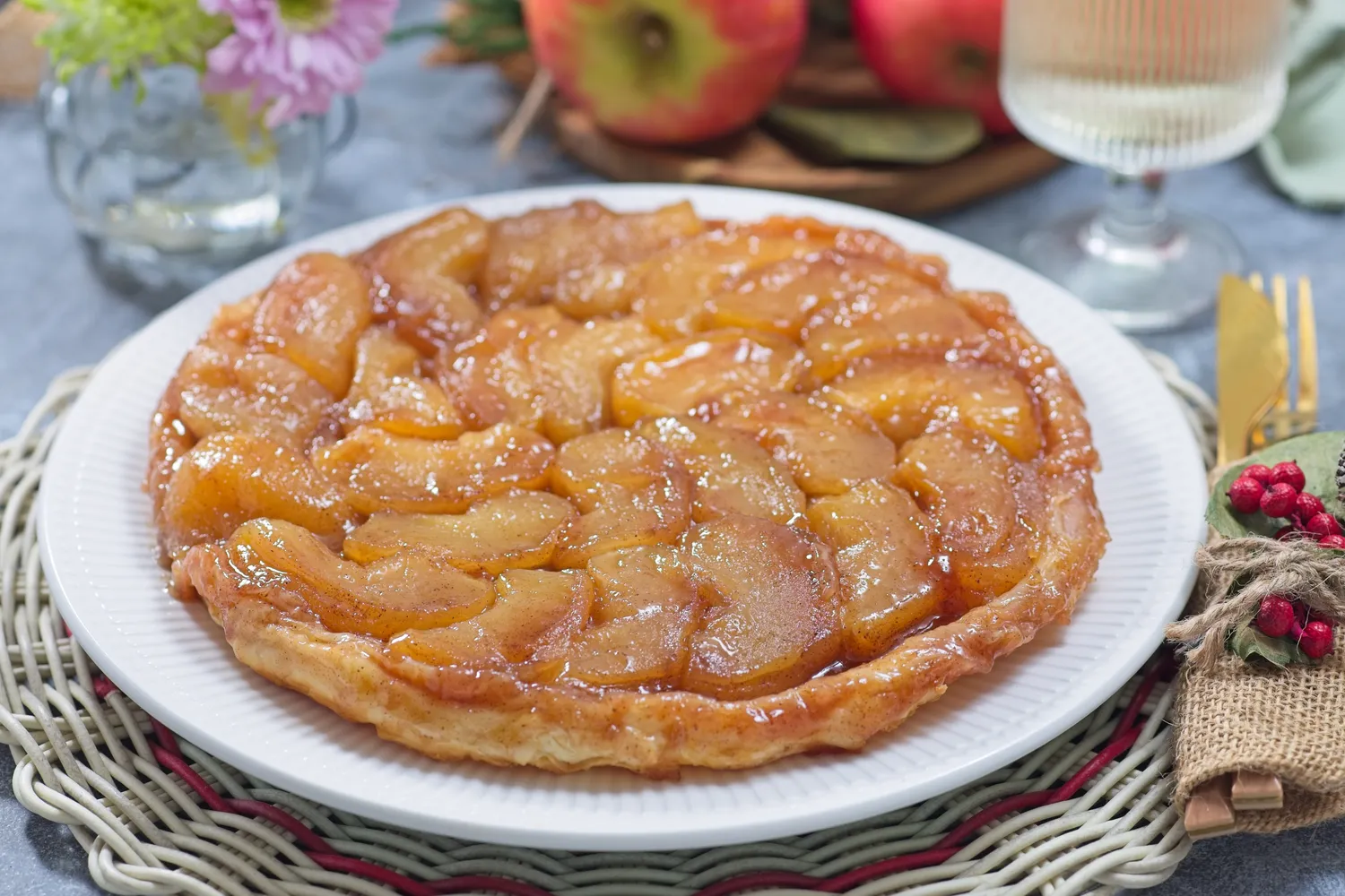 Prancūziško stiliaus apverstas obuolių pyragas