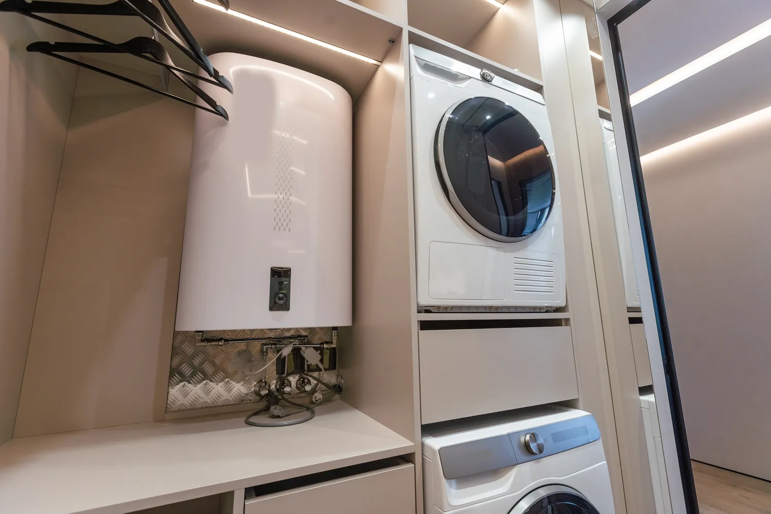 Skalbimo mašina ir džiovyklė atskirai