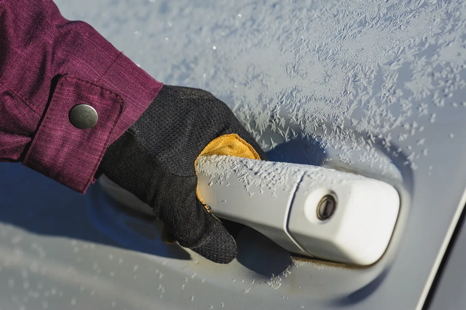 Užšalusi automobilio rankena