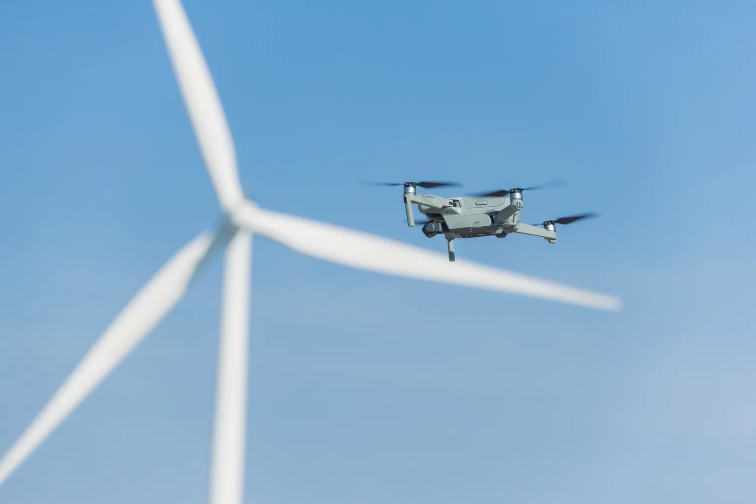 Dronas apžiūri vėjo jėgainę