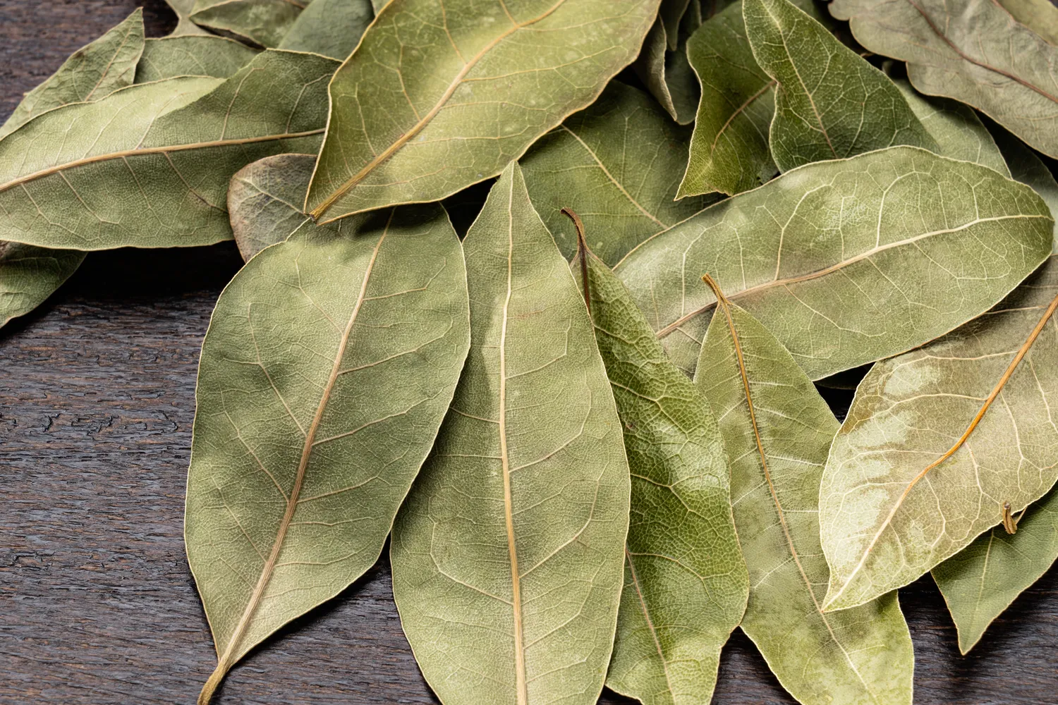 Kodėl kepu lauro lapus keptuvėje