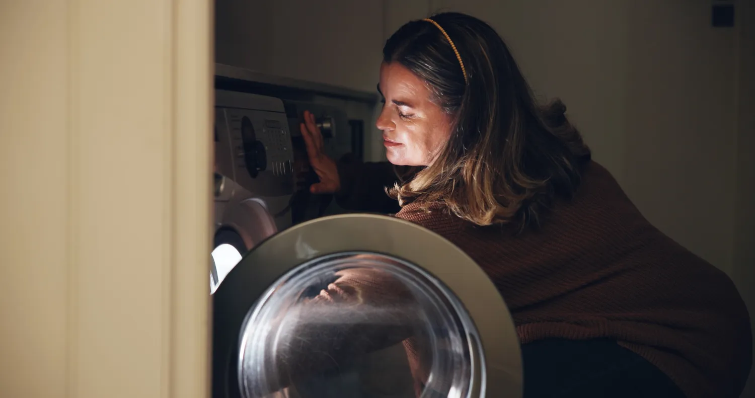 Veikianti skalbimo mašina naktį