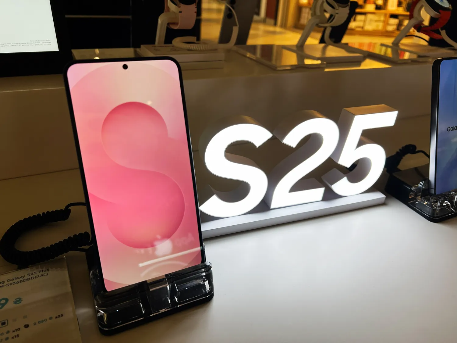 Samsung S25 / AS project / Shutterstock.com