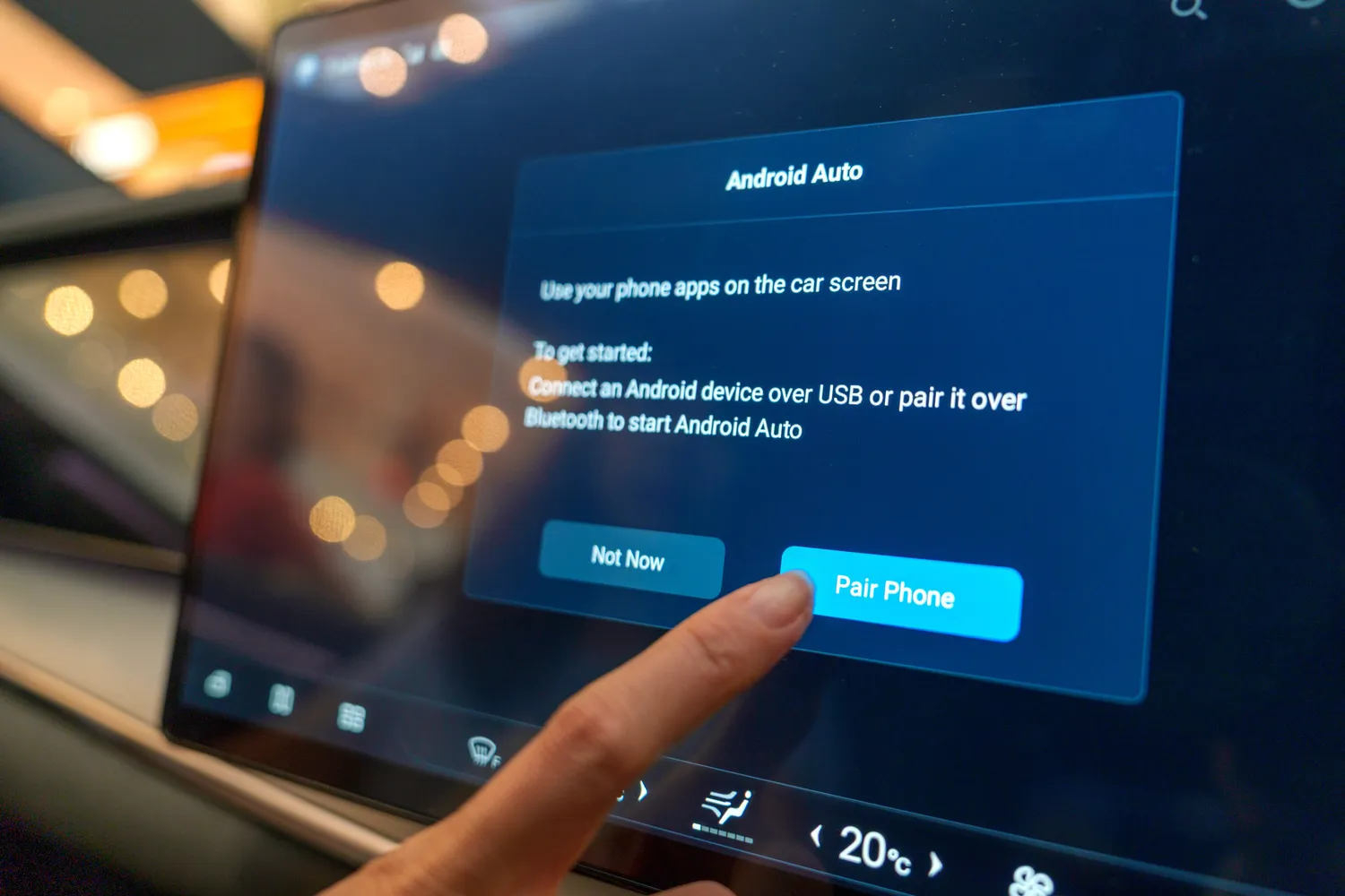 Android Auto susiejimas su telefonu / TY Lim / Shutterstock.com