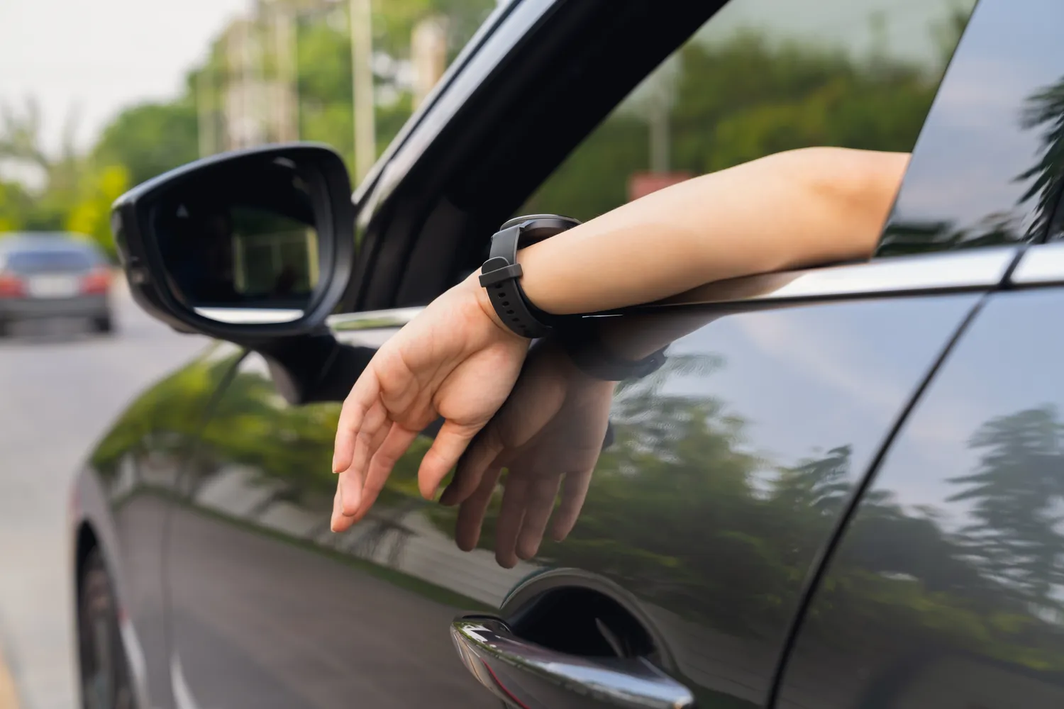 Alkūnė iškišta pro automobilio langą