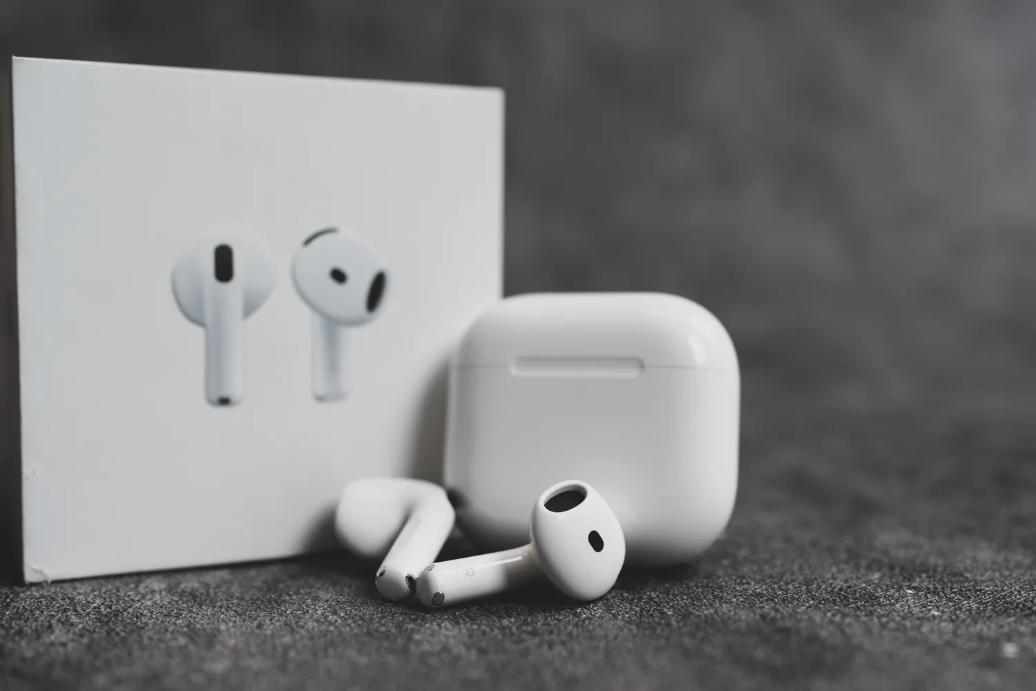AirPods / Dontree_M / Shutterstock.com