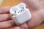 AirPods / Masarik / Shutterstock.com