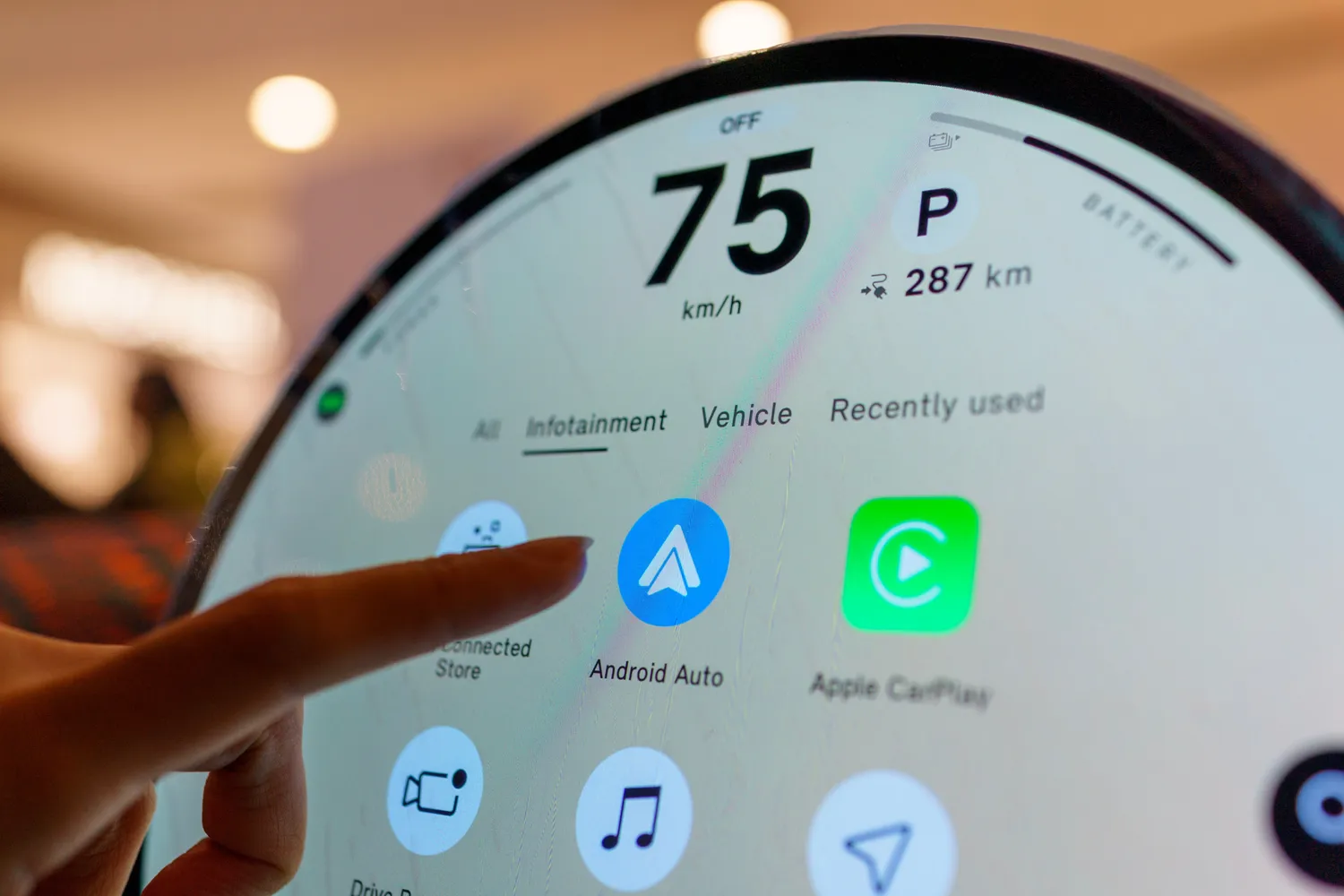 Android Auto + Gemini / TY Lim / Shutterstock.com