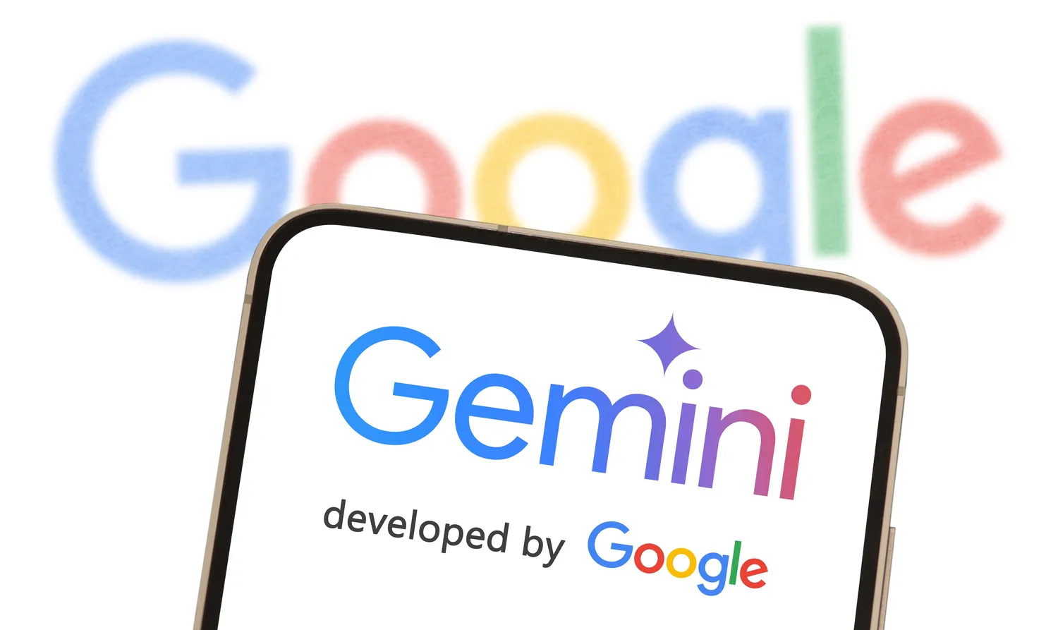 "Google Gemini" ribojimai kurie palies tuos, kurie DI naudoja nemokamai / gguy / Shutterstock.com
