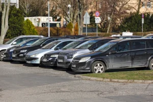 Senų automobilių autoparkas / marekusz / Shutterstock.com