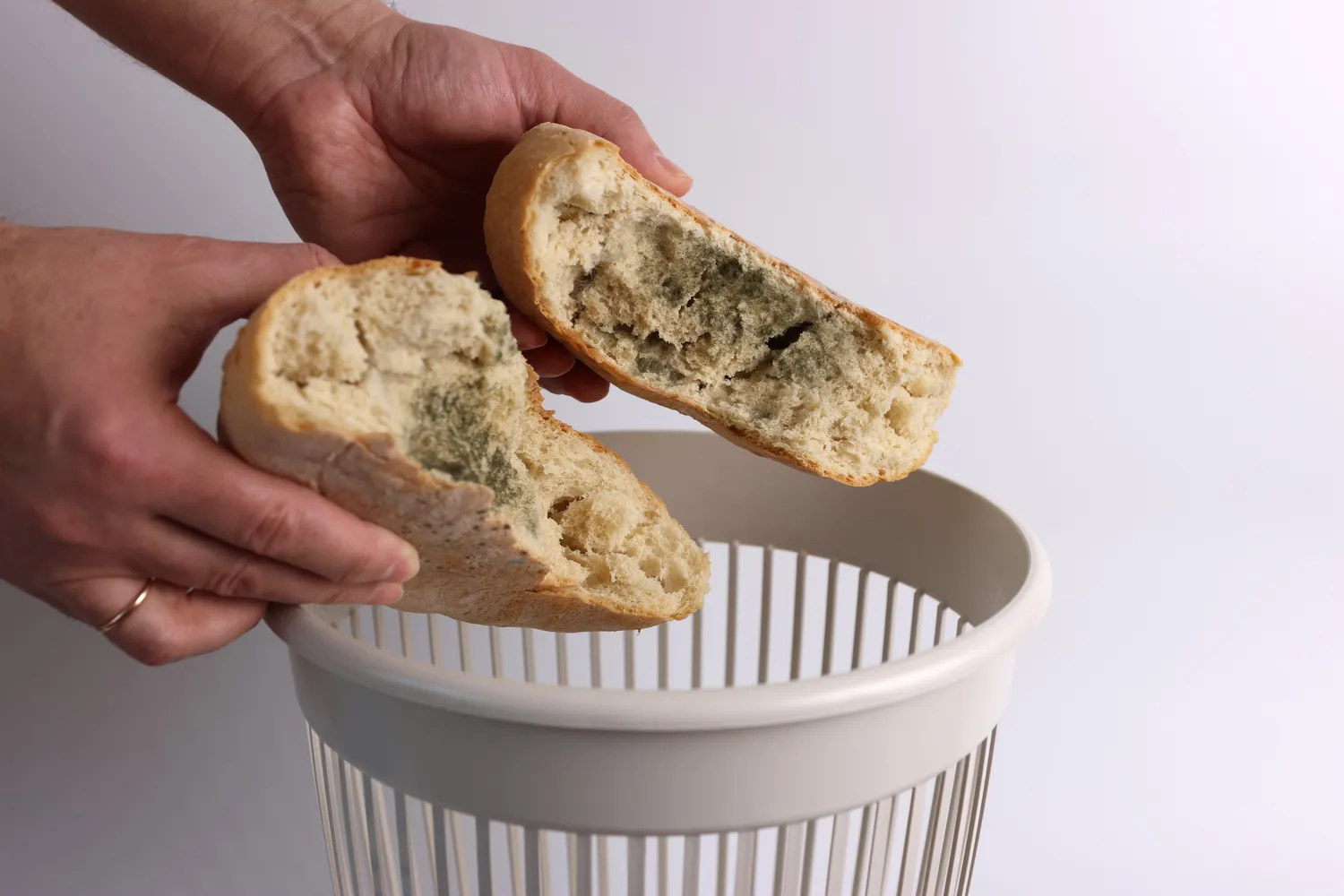 Supelijusią duoną reikia išmesti