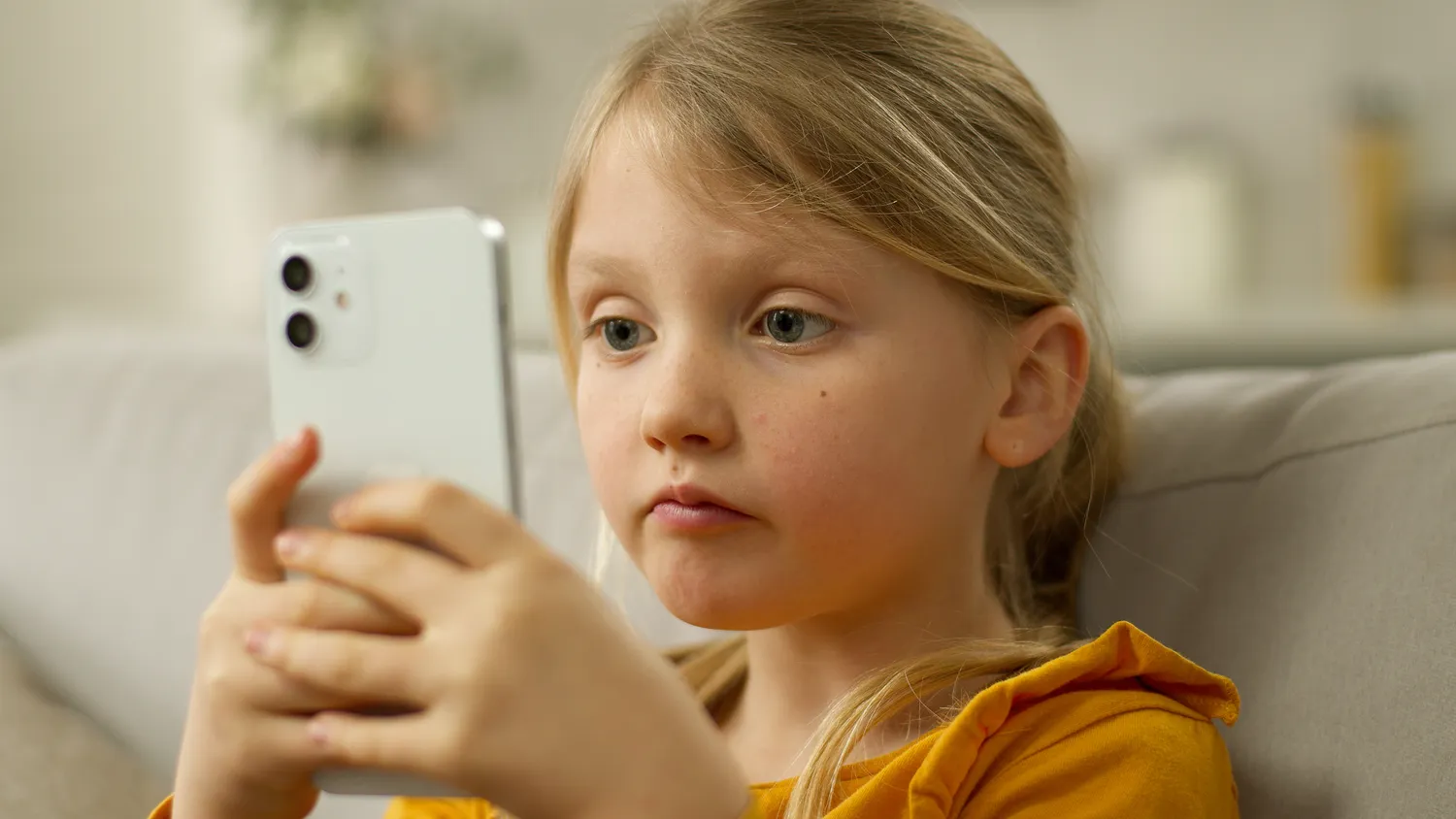 Vaikai labai daug laiko praleidžia su telefonais