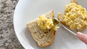 Užtepėlė ant duonos su kiaušiniais