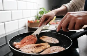 Žuvies kepimas keptuvėje be dangčio