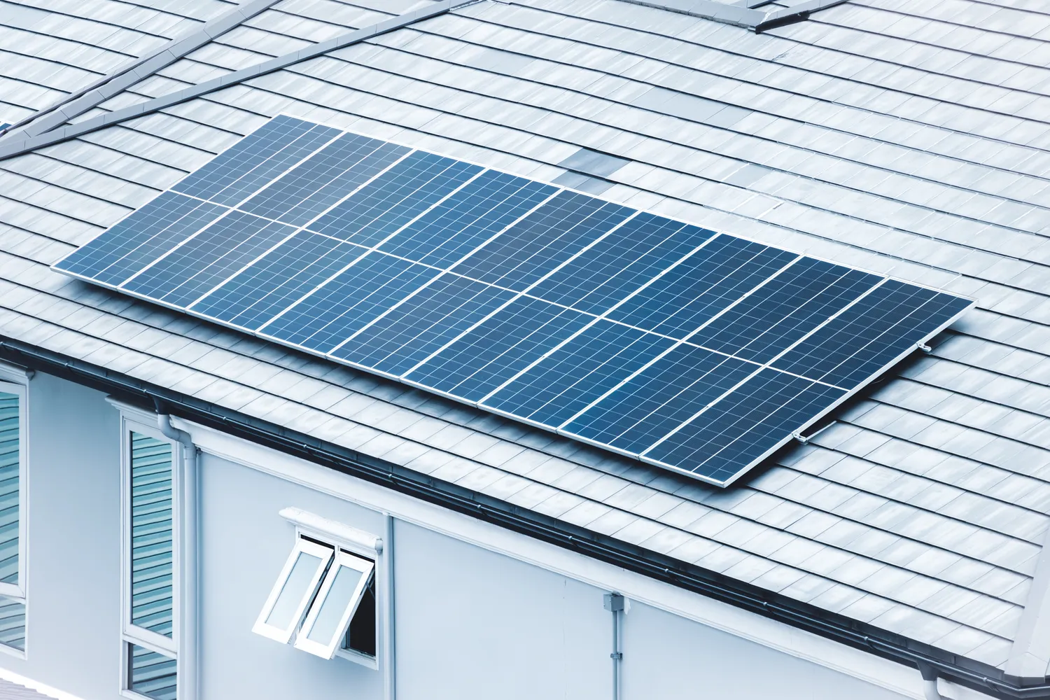 Saulės elektrinė ant namo stogo