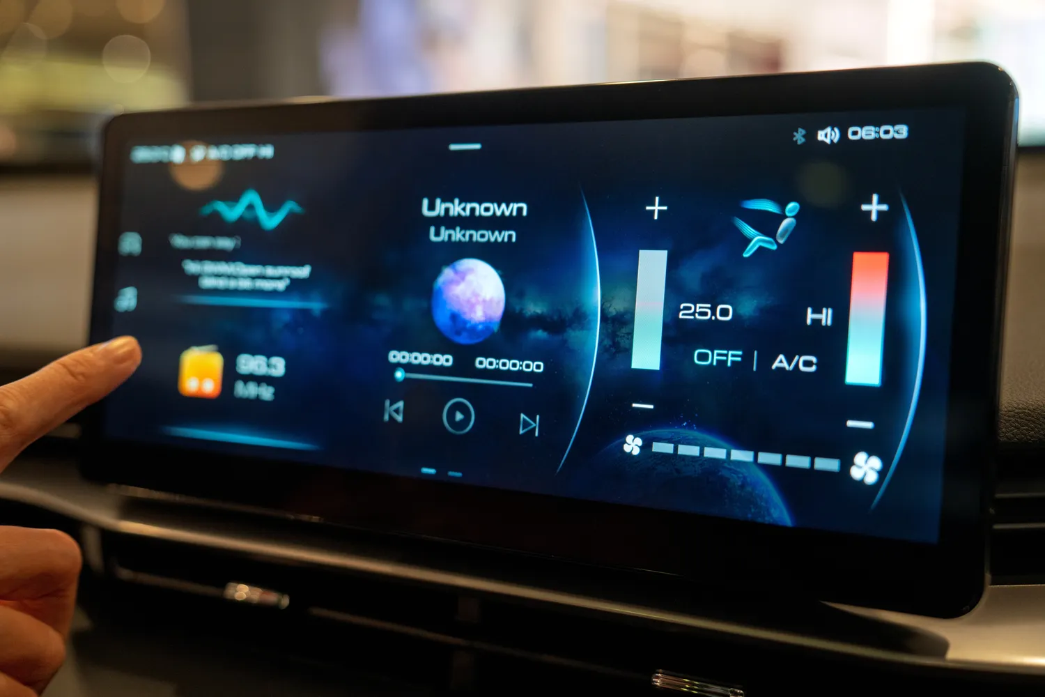 Informacinė ir pramogų sistema automobilyje / TY Lim / Shutterstock.com