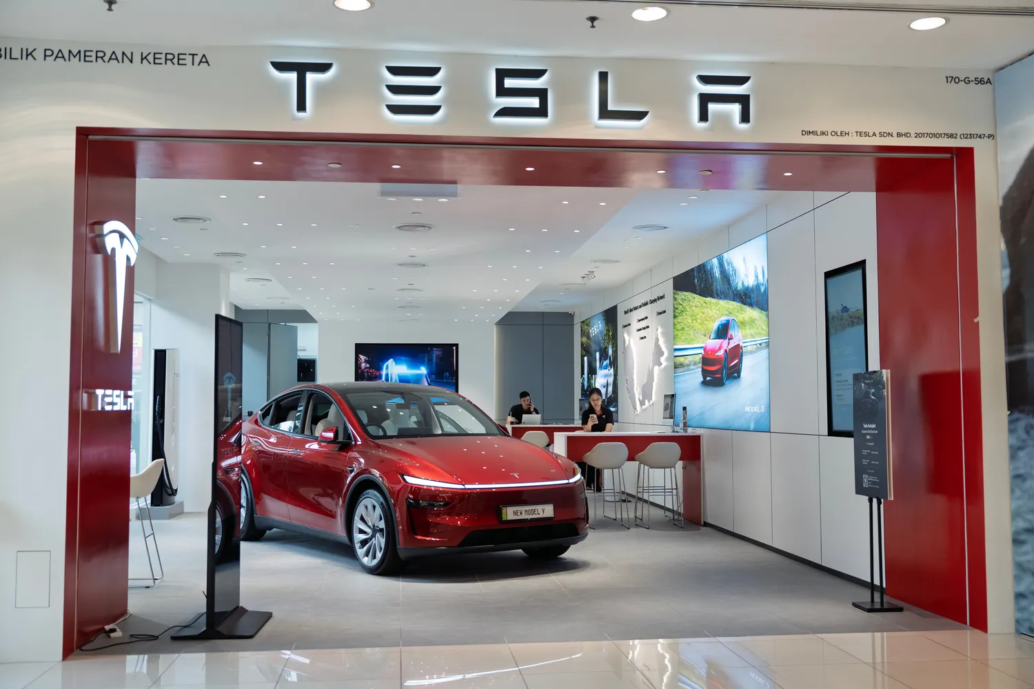 Tesla Model Y / TY Lim / Shutterstock.com