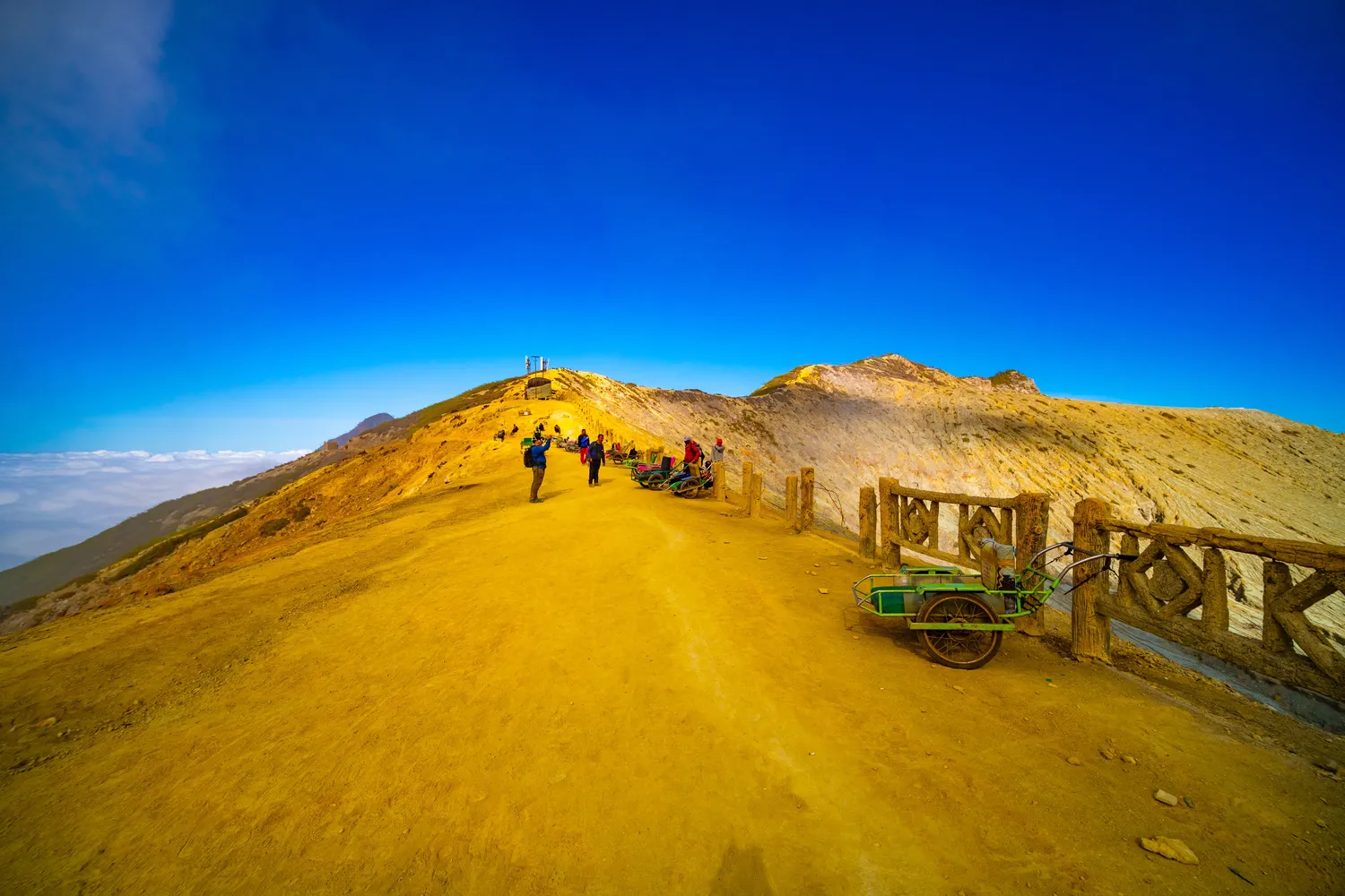 Vulkanas, kuriame gausu sieros / Stock High angle view / Shutterstock.com