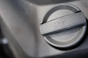 Kodėl variklio alyva pajuoduoja?