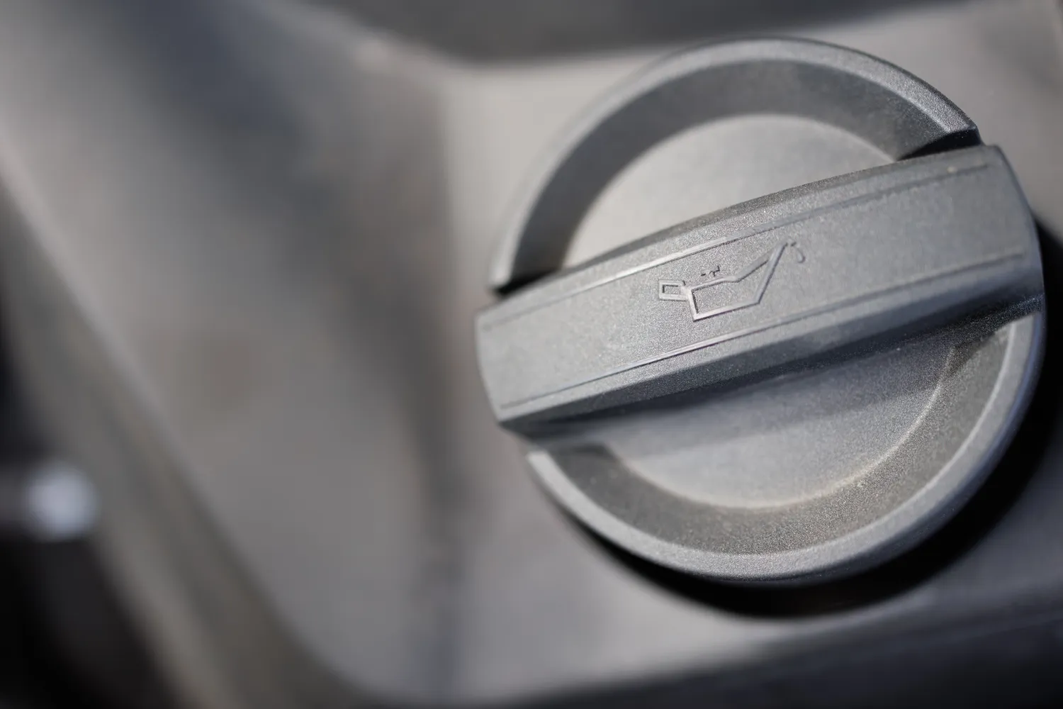 Kodėl variklio alyva pajuoduoja?