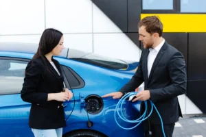 Elektromobilių bumas stringa