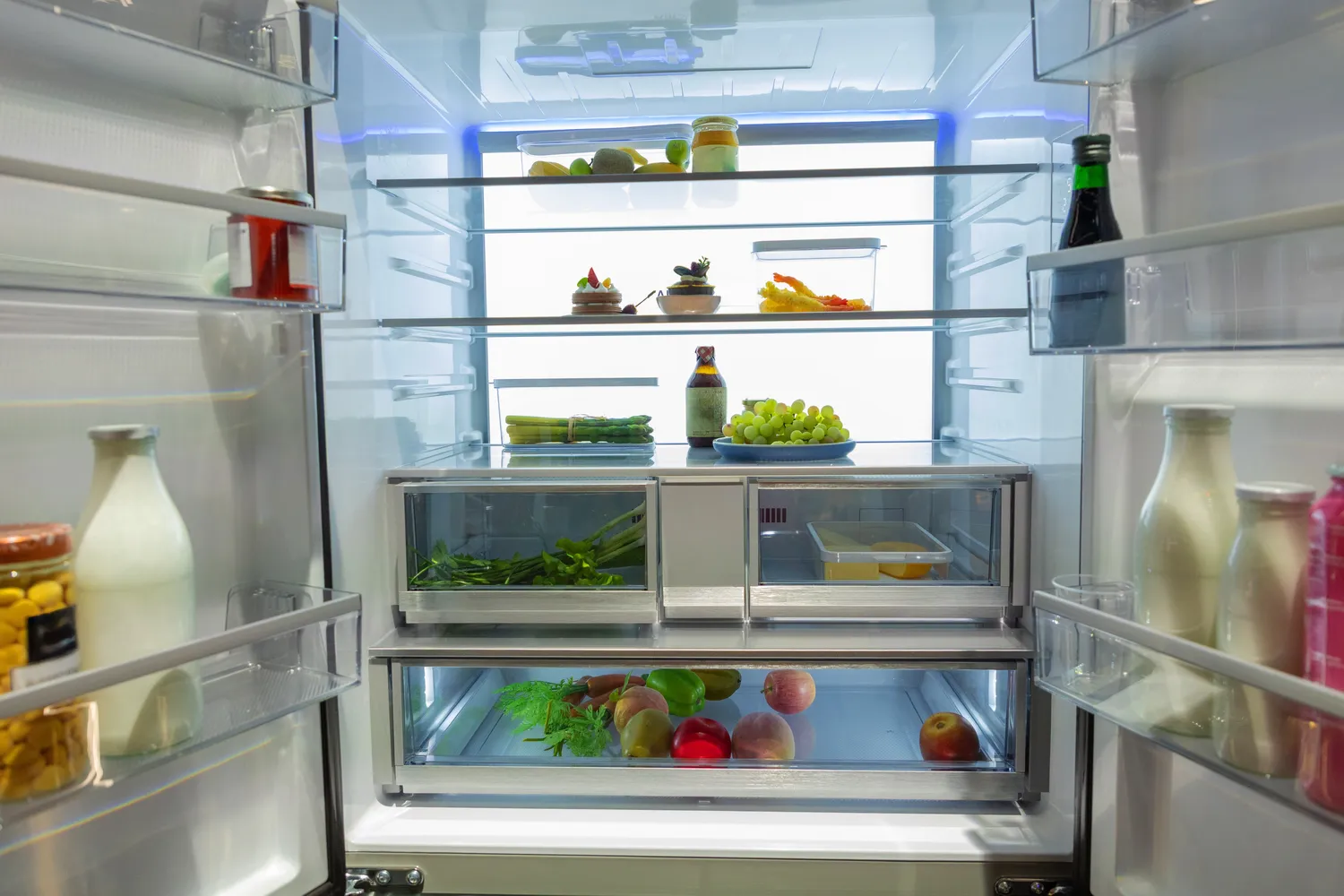 Šaldytuvas pilnas daržovių